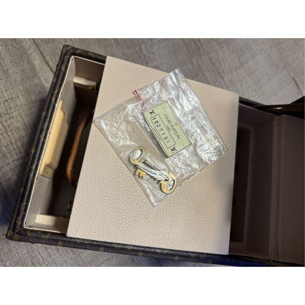 100 authentic Louis Vuitton trunk - Picture 10 of 16